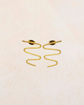 Primer plano de los pendientes dorados con forma ondulada